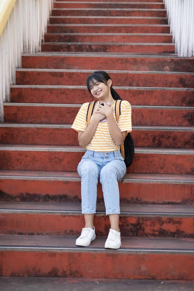 Щаслива Дівчина Використовує Смартфон Сидячи Сходах Школі Назад Школи — стокове фото