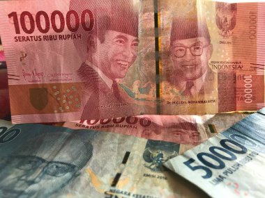 Geçmişi için Endonezya rupiası. Endonezya parası serisi 100.000 rupiah IDR 50.000 ve 100.000 rupi değerinde..