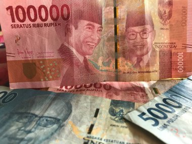 Geçmişi için Endonezya rupiası. Endonezya parası serisi 100.000 rupiah IDR 50.000 ve 100.000 rupi değerinde..