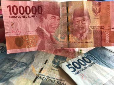 Geçmişi için Endonezya rupiası. Endonezya parası serisi 100.000 rupiah IDR 50.000 ve 100.000 rupi değerinde..