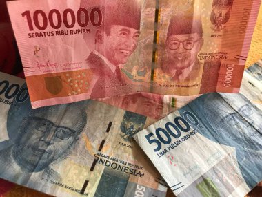 Geçmişi için Endonezya rupiası. Endonezya parası serisi 100.000 rupiah IDR 50.000 ve 100.000 rupi değerinde..