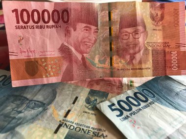 Geçmişi için Endonezya rupiası. Endonezya parası serisi 100.000 rupiah IDR 50.000 ve 100.000 rupi değerinde..