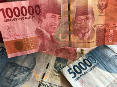 Geçmişi için Endonezya rupiası. Endonezya parası serisi 100.000 rupiah IDR 50.000 ve 100.000 rupi değerinde..
