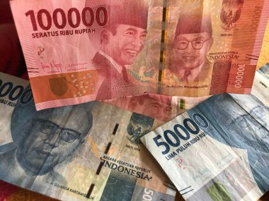 Geçmişi için Endonezya rupiası. Endonezya parası serisi 100.000 rupiah IDR 50.000 ve 100.000 rupi değerinde..