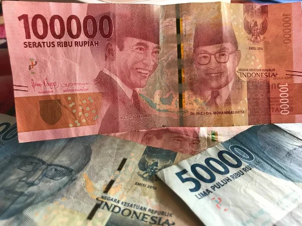 Geçmişi için Endonezya rupiası. Endonezya parası serisi 100.000 rupiah IDR 50.000 ve 100.000 rupi değerinde..