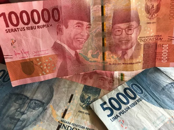 Geçmişi için Endonezya rupiası. Endonezya parası serisi 100.000 rupiah IDR 50.000 ve 100.000 rupi değerinde..