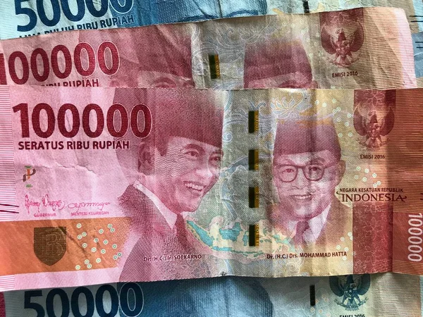 印度尼西亚卢比为背景 价值10万印尼盾和10万印尼盾的印尼盾钞票系列 — 图库照片