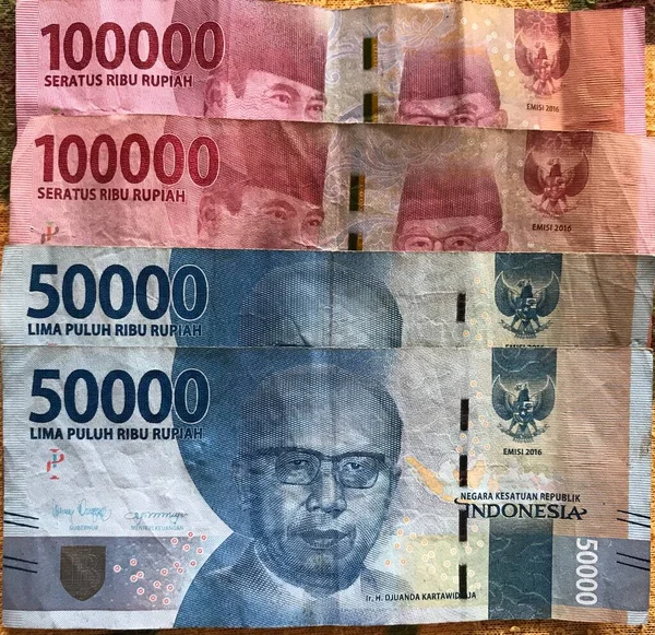 印度尼西亚卢比为背景 价值10万印尼盾和10万印尼盾的印尼盾钞票系列 — 图库照片