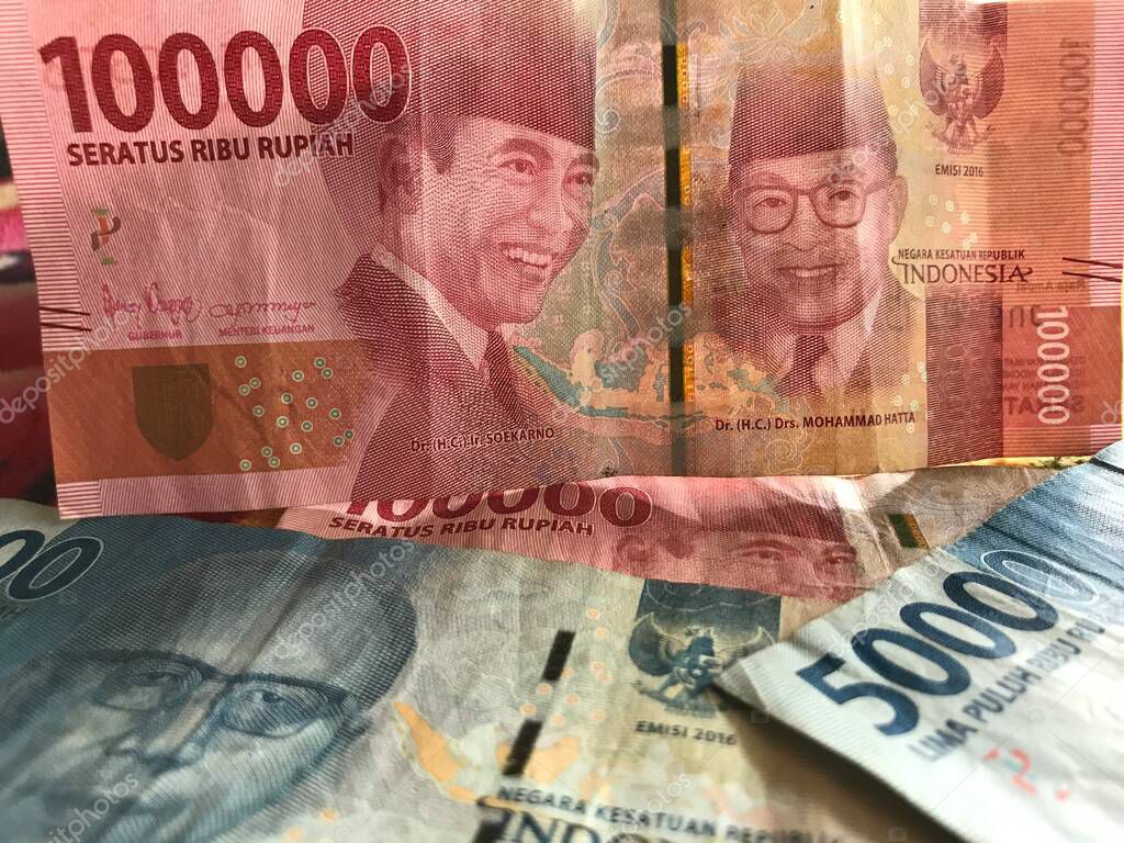 Rupia indonesia de fondo. Serie de billetes de rupias indonesias con el