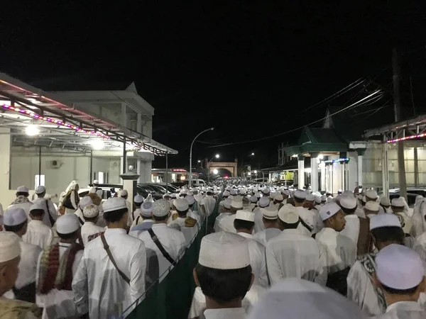 诵经后穿着白色衣服的一群穆斯林人 — 图库照片