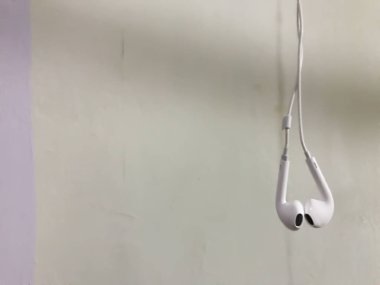 Beyaz arka planda izole edilmiş kulaklıklar kopyalama alanı arka planında