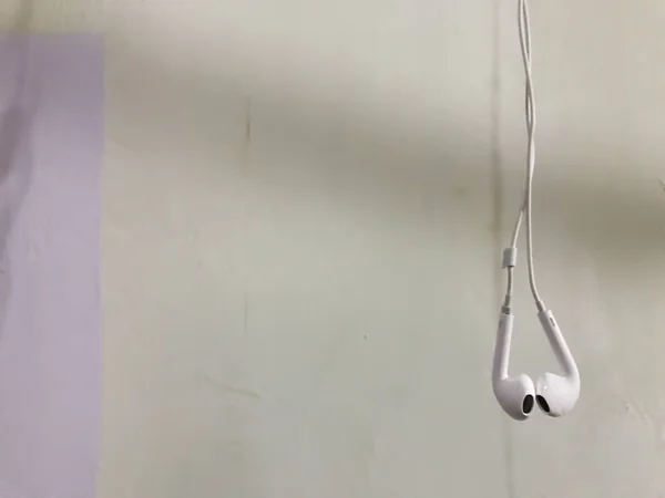 Білі Навушники Ізольовані Білому Тлі Простором Копіювання Білі Сучасні Навушники — стокове фото