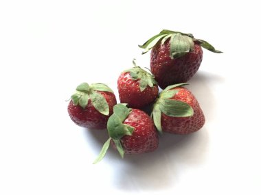 Beyaz arka planda izole edilmiş beş çilek. Çilek soyutlanmış. Yaprak izole edilmiş çilekler. Beyaz üzerine tam ve yarım çilek. Çilekler izole edilir. Yan görünüm çilekleri.