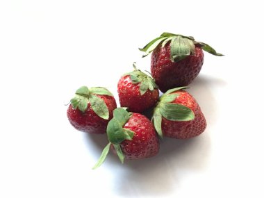 Beyaz arka planda izole edilmiş beş çilek. Çilek soyutlanmış. Yaprak izole edilmiş çilekler. Beyaz üzerine tam ve yarım çilek. Çilekler izole edilir. Yan görünüm çilekleri.