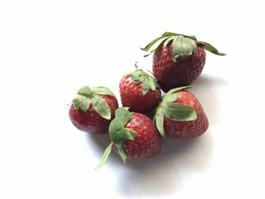 Beyaz arka planda izole edilmiş beş çilek. Çilek soyutlanmış. Yaprak izole edilmiş çilekler. Beyaz üzerine tam ve yarım çilek. Çilekler izole edilir. Yan görünüm çilekleri.