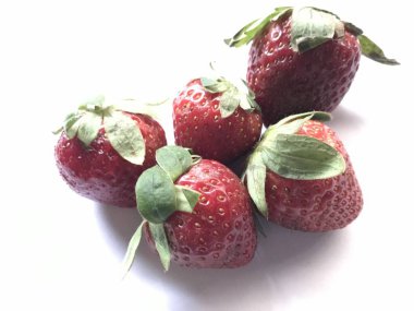 Beyaz arka planda izole edilmiş beş çilek. Çilek soyutlanmış. Yaprak izole edilmiş çilekler. Beyaz üzerine tam ve yarım çilek. Çilekler izole edilir. Yan görünüm çilekleri.