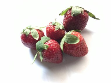 Beyaz arka planda izole edilmiş beş çilek. Çilek soyutlanmış. Yaprak izole edilmiş çilekler. Beyaz üzerine tam ve yarım çilek. Çilekler izole edilir. Yan görünüm çilekleri.