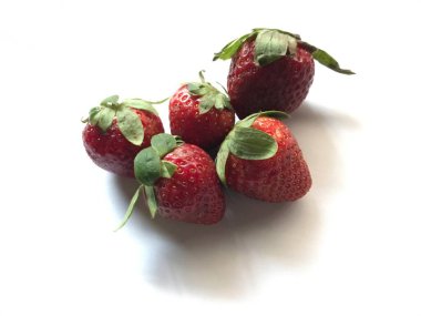 Beyaz arka planda izole edilmiş beş çilek. Çilek soyutlanmış. Yaprak izole edilmiş çilekler. Beyaz üzerine tam ve yarım çilek. Çilekler izole edilir. Yan görünüm çilekleri.