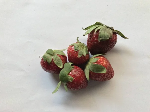 Fünf Erdbeeren Isoliert Auf Weißem Hintergrund Erdbeere Isoliert Erdbeeren Mit — Stockfoto