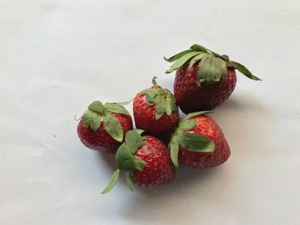 배경에 분리되어 있습니다 딸기가 떨어져 나뭇잎 만남은 반쪽을 먹었습니다 딸기는 — 스톡 사진