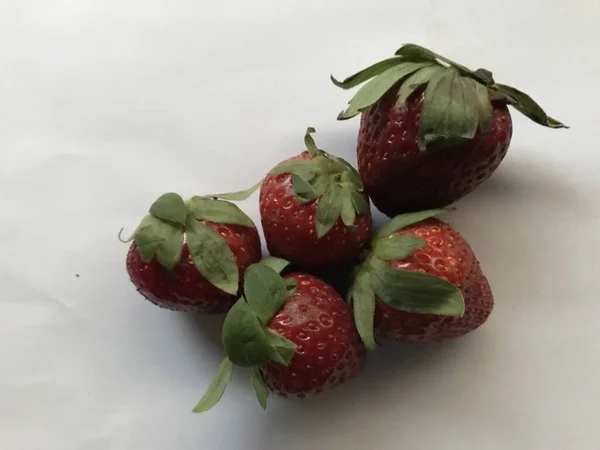 Fünf Erdbeeren Isoliert Auf Weißem Hintergrund Erdbeere Isoliert Erdbeeren Mit — Stockfoto