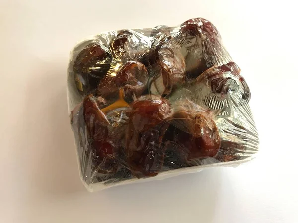 Fructe Proaspete Gramada Date Delicioase Uscate Izolate Fundal Alb Arabic — Fotografie, imagine de stoc