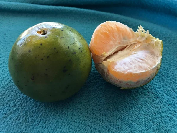 Mavi Arka Planda Taze Doğal Portakal Meyvesi — Stok fotoğraf