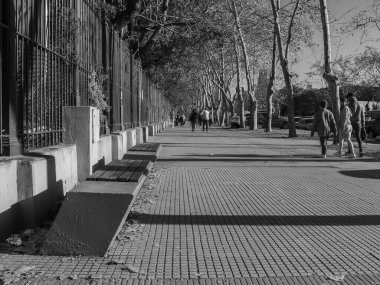 Aşağıdan siyah beyaz