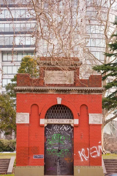 İhmal edilmiş istasyon boyayla tahrip edilmiş.