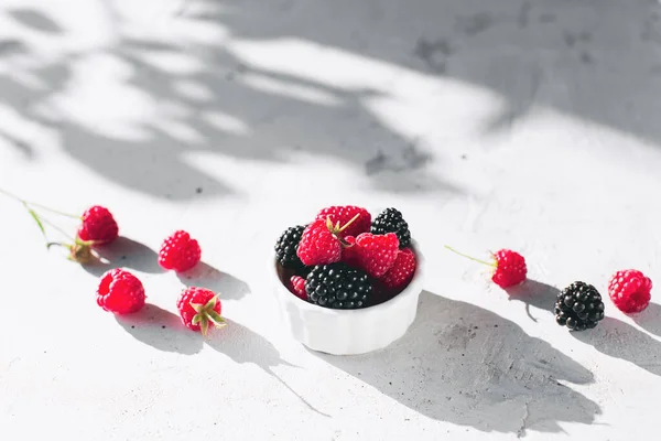 Mangkuk Putih Penuh Dengan Raspberry Blackberry Atas Meja Beton Abu — Stok Foto