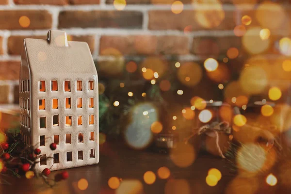 집이나 집의 형태로 된 크리스마스초는 밝은 크리스마스 전나무등을 비추고 있다. — 스톡 사진