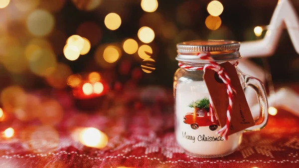 Vela navideña festiva y decoraciones, luces borrosas de abeto de Navidad — Foto de Stock