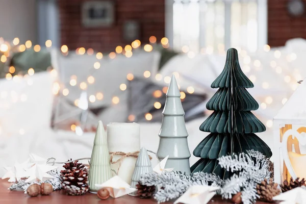 Różne dekoracje domu Boże Narodzenie lub Nowy Rok kompozycja przy stoliku kawowym — Zdjęcie stockowe