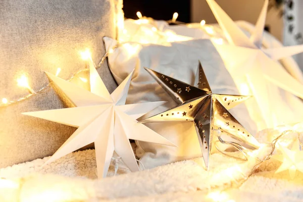 Karácsonyi hangulat vagy szilveszter boldog idő dekorációk, ezüst papír csillag alakja — Stock Fotó