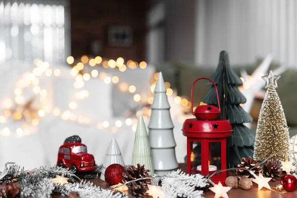 Różne dekoracje domu Boże Narodzenie lub Nowy Rok kompozycja przy stoliku kawowym — Zdjęcie stockowe