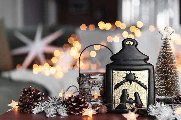 Diverses décorations de Noël ou du Nouvel An composition à la table basse — Photo