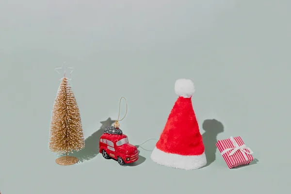 Szürke Háttér Karácsonyi Vagy Újévi Szimbólum Attribútum Objektumok Szimbolikus Elemek — Stock Fotó