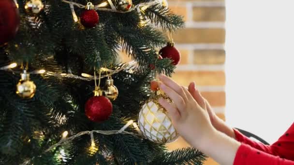 Kinderhanden Versieren Kerst Nieuwjaarsboom Met Bollenspeelgoed Jongen Maakt Witte Bal — Stockvideo