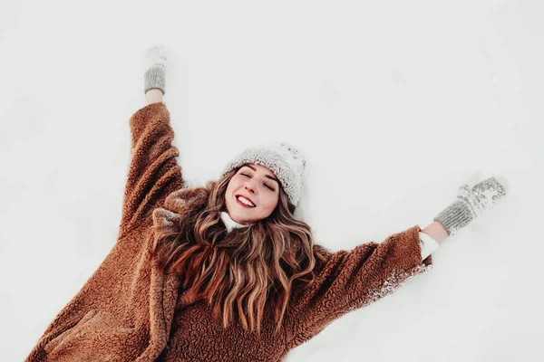 Fiatal Gyönyörű Fekszik Fehér Hóban Kanyargós Erdőben Lány Boldog Csukott — Stock Fotó