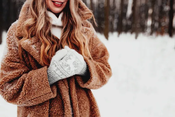 Hermosa Mujer Joven Bosque Invierno Lujo Nevado Chica Con Guantes —  Fotos de Stock