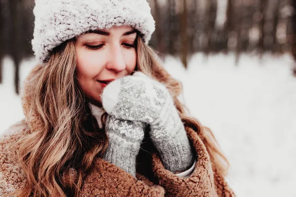 Krásná Mladá Žena Sněhobílém Zimním Lese Holka Načechraných Rukavicích Čepici — Stock fotografie