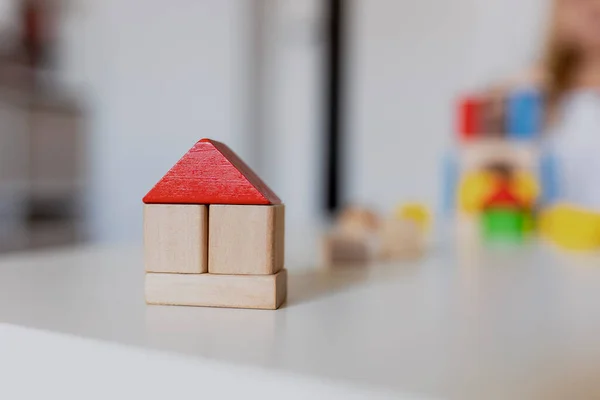 Mädchen Spielen Mit Bunten Spielzeugbausteinen Aus Holz Kleine Kinder Bauen — Stockfoto