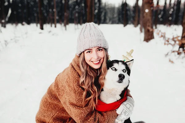 Jovem Bela Mulher Sorridente Feliz Casaco Pele Abraçando Cão Husky — Fotografia de Stock