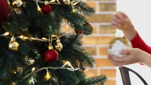 Dětské Ruce Zdobí Vánoční Nebo Novoroční Stromek Sférickými Hračkami Chlapec — Stock video