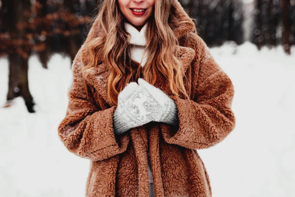 Gyönyörű Fiatal Havas Díszes Téli Erdőben Egy Lány Bolyhos Kesztyűben — Stock Fotó