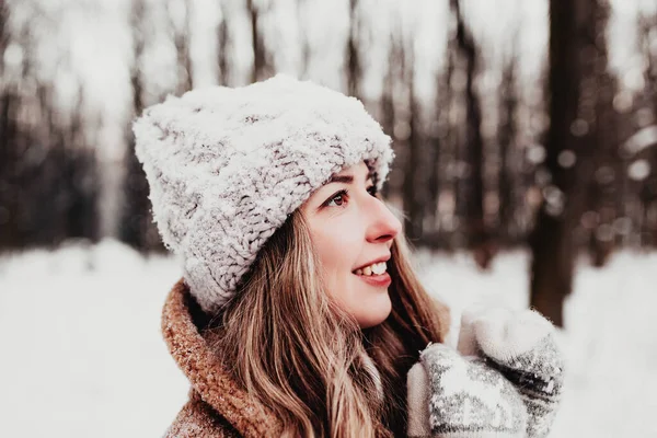 Piękna Młoda Kobieta Śnieżnym Fantazyjnym Zimowym Lesie Dziewczyna Puszystych Rękawiczkach — Zdjęcie stockowe