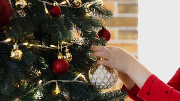Kinderhände Schmücken Den Weihnachts Oder Neujahrsbaum Mit Kugelspielzeug Kind Richtet — Stockvideo