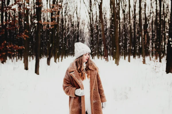 Fénykép Fiatal Gyönyörű Szőrme Kabát Áll Fehér Téli Erdőben Lány — Stock Fotó