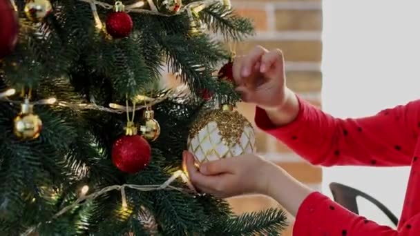 Mãos Criança Decoram Natal Abeto Ano Novo Com Brinquedos Esfera — Vídeo de Stock