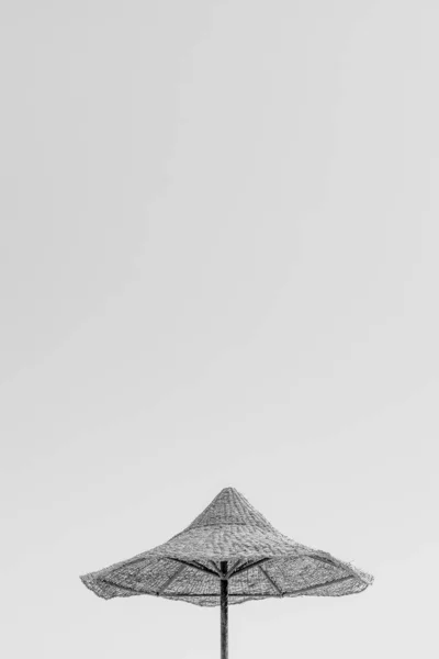 Sombrilla de paja o cabaña de paja con hermosas vistas al cielo en la playa tropical — Foto de Stock